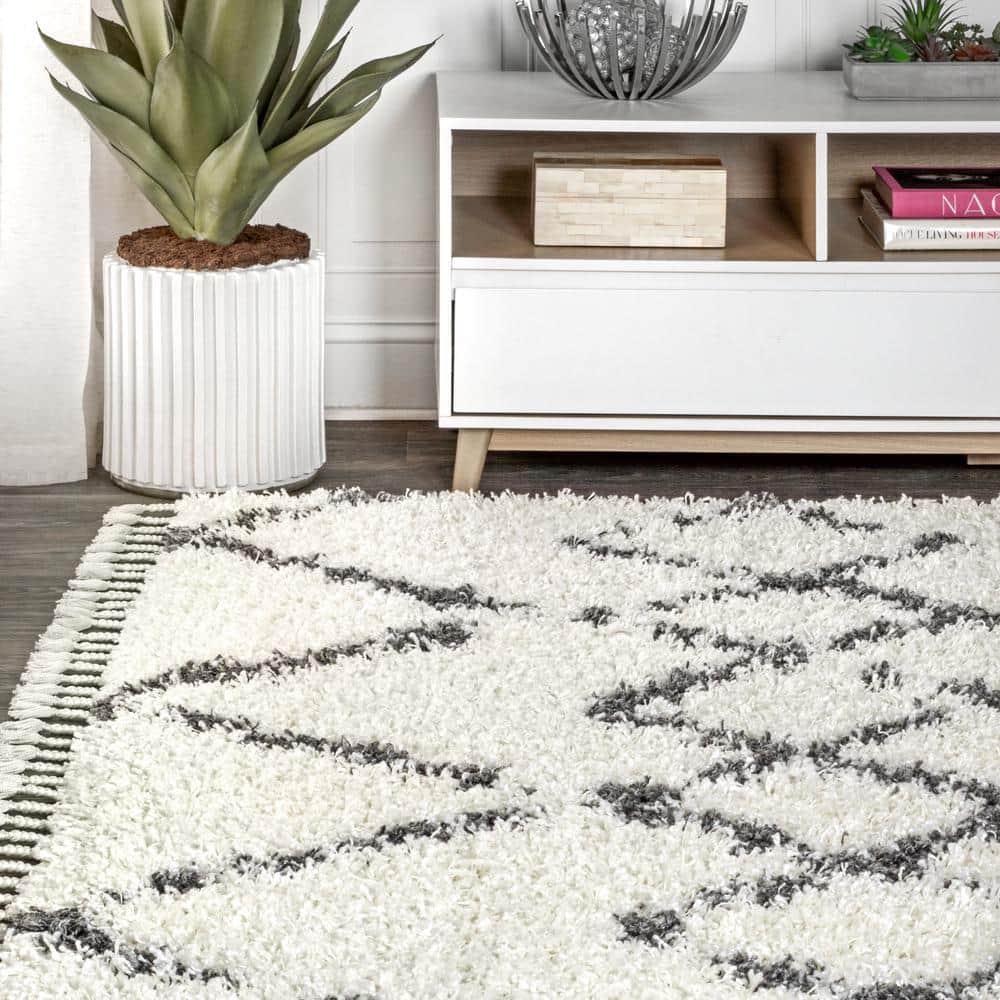 Luxurious Grey/Cream Diamond Shag Synthetic 5' x 8' Area Rug