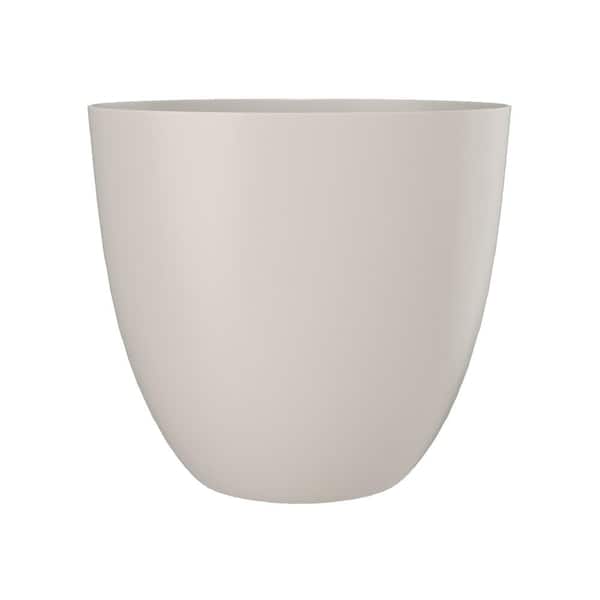 CHG CLASSIC HOME & GARDEN 10.7 in. D x 9.5 in. H Carpenter Cream Plastic Pot with Water Reservoir