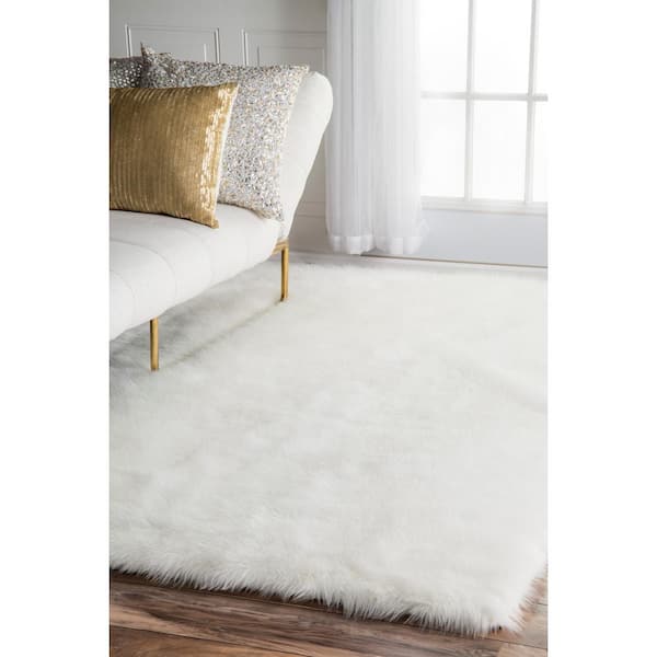  TENNOLA 15.7 Inch Small Round Rug, White Rug Mini Carpet Faux  Rabbit Fur Rug Small Carpet for Desk Circle Rugs for Bedroom Dorm Office  Round Area Rug for Chair : Home