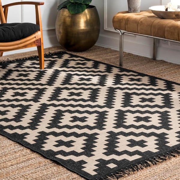 https://images.thdstatic.com/productImages/00ed6e4a-8523-420c-813c-7f72b93e8c41/svn/black-nuloom-outdoor-rugs-cttr09a-9012-e1_600.jpg