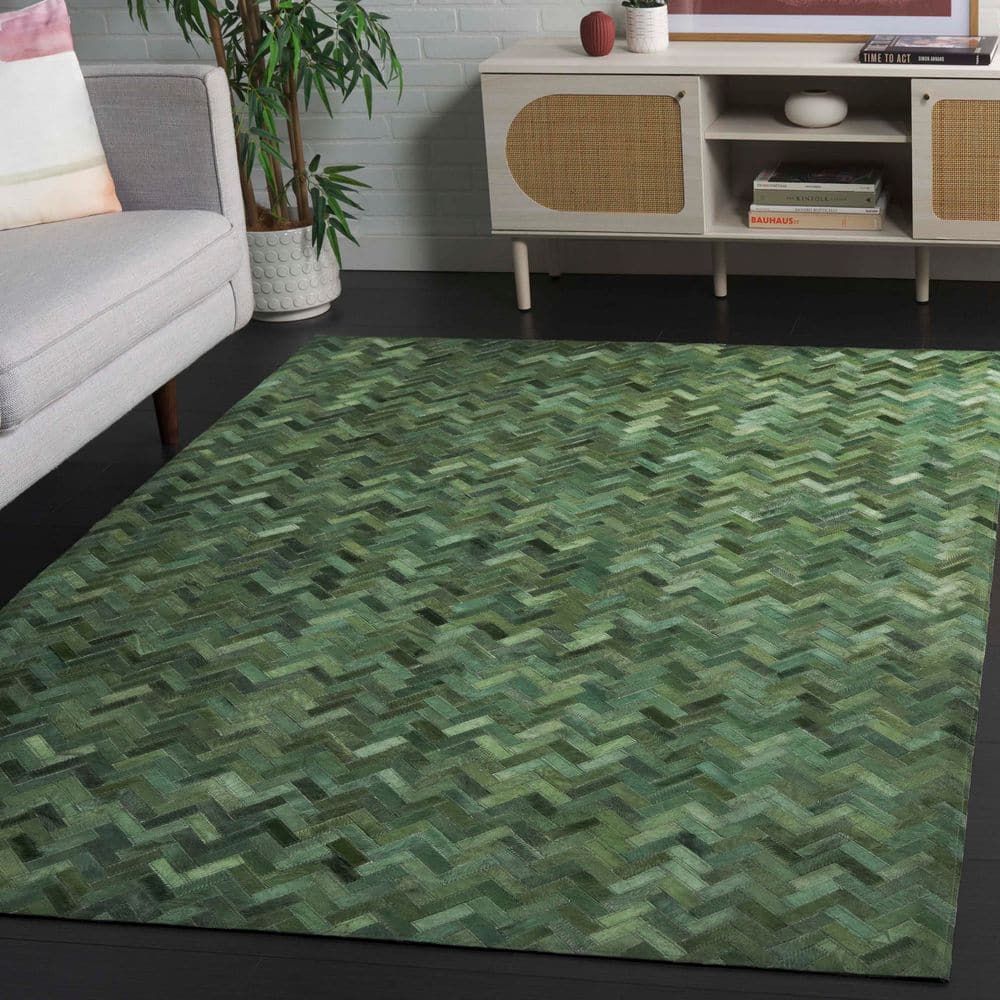 SAFAVIEH Studio Leather 4 ft. x 6 ft. Green Chevron Striped Area