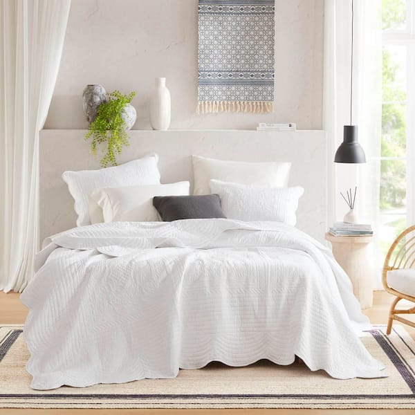 Marino 3-Piece White Reversible Scalloped Edge Microfiber Full/Queen Quilt Set