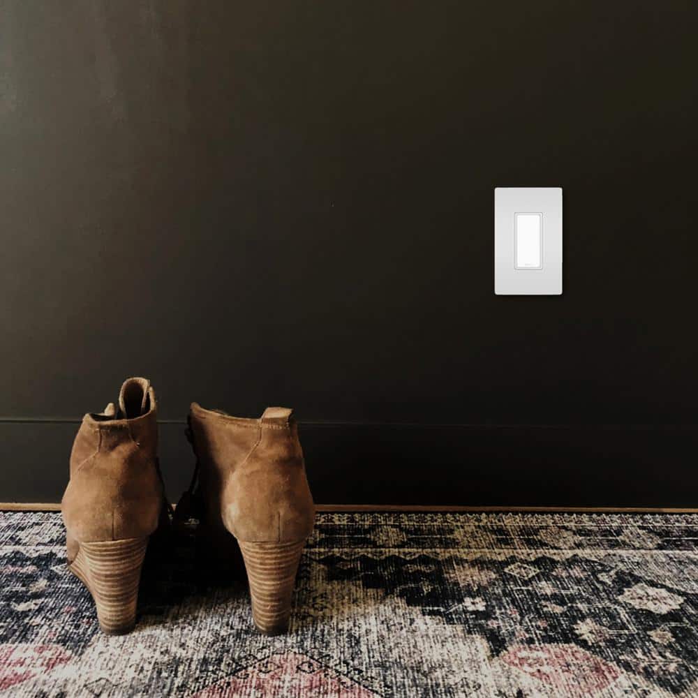 White Thermoplastic LED Night Light Outlet with Polycarbonate Wall Plate
