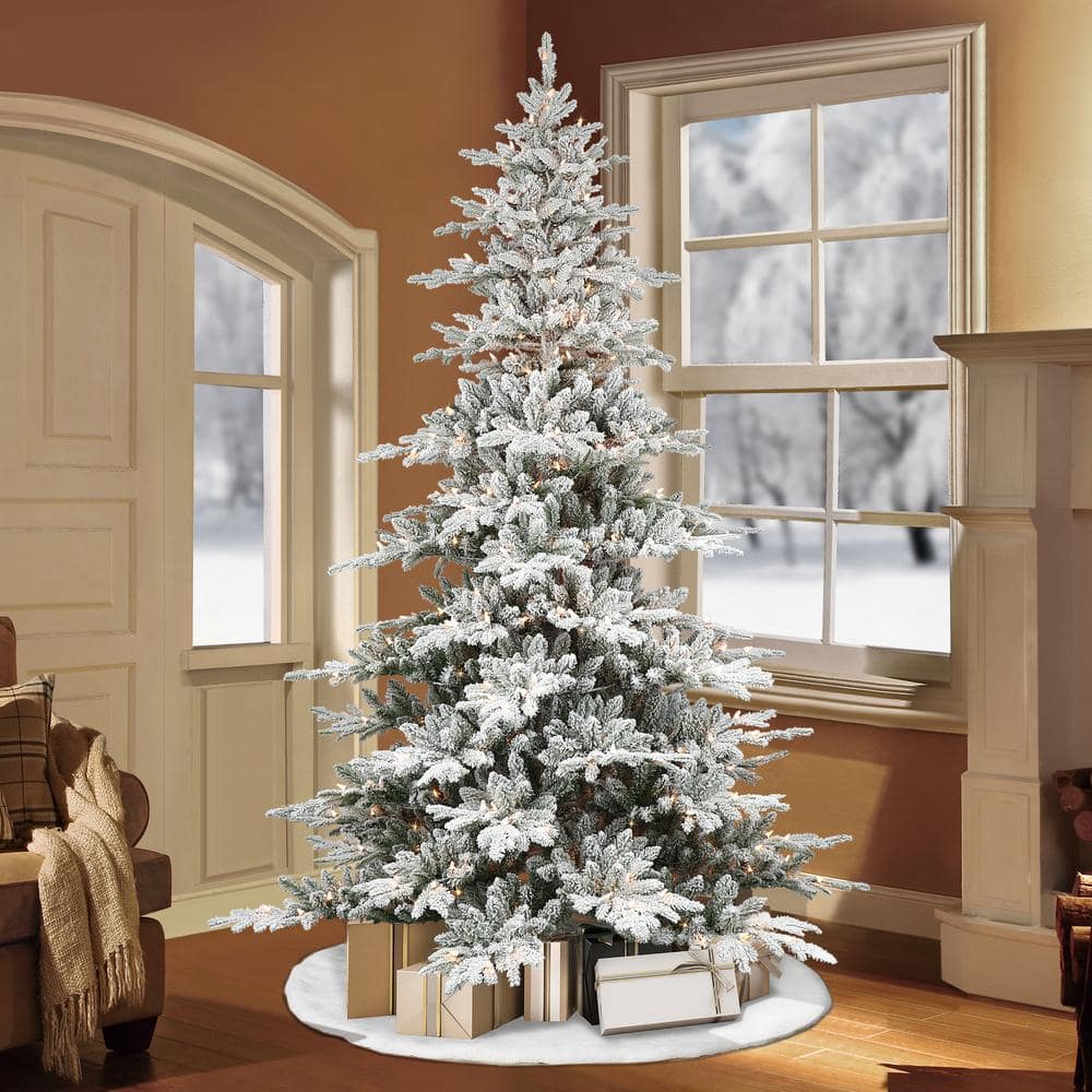 Pre-Lit 7.5' Flocked Green Fir Artificial Christmas Tree with 500 Lights