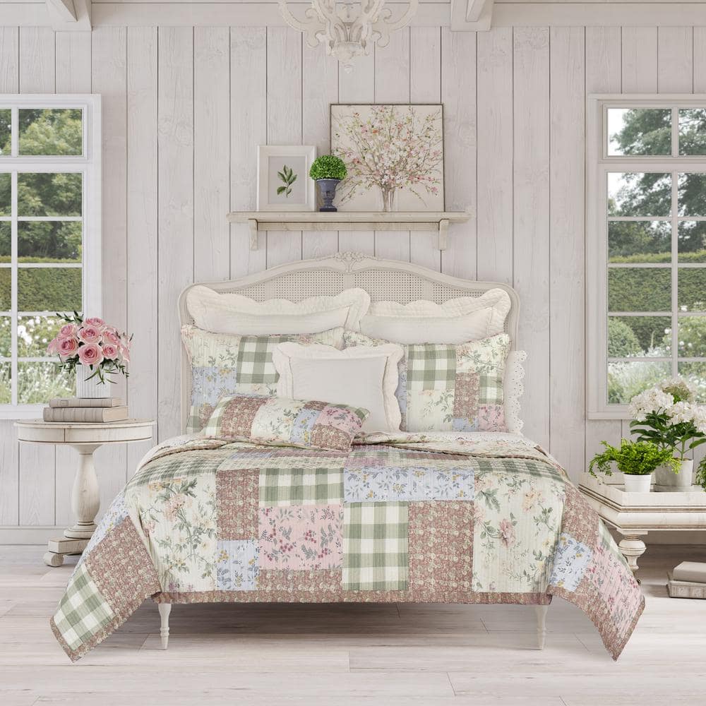 Vintage patchwork outlets full/ queen quilt