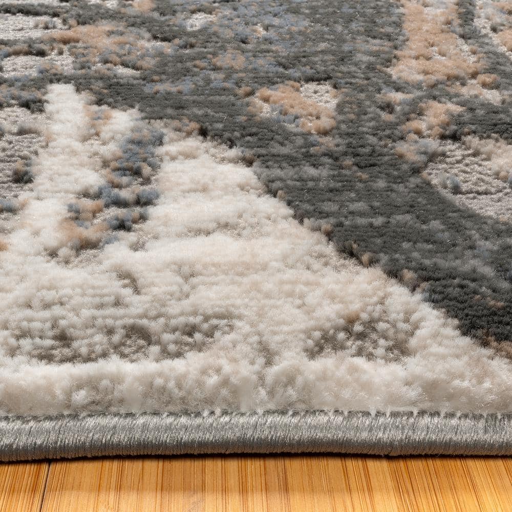 Gray Abstract Tufted Washable Reversible 5' x 7' Synthetic Rug
