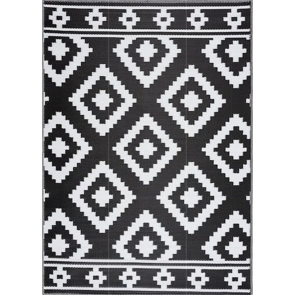 Milan Black and White 5 ft. x 7 ft. Folded Reversible Recycled Plastic Indoor/Outdoor Area Rug-Floor Mat