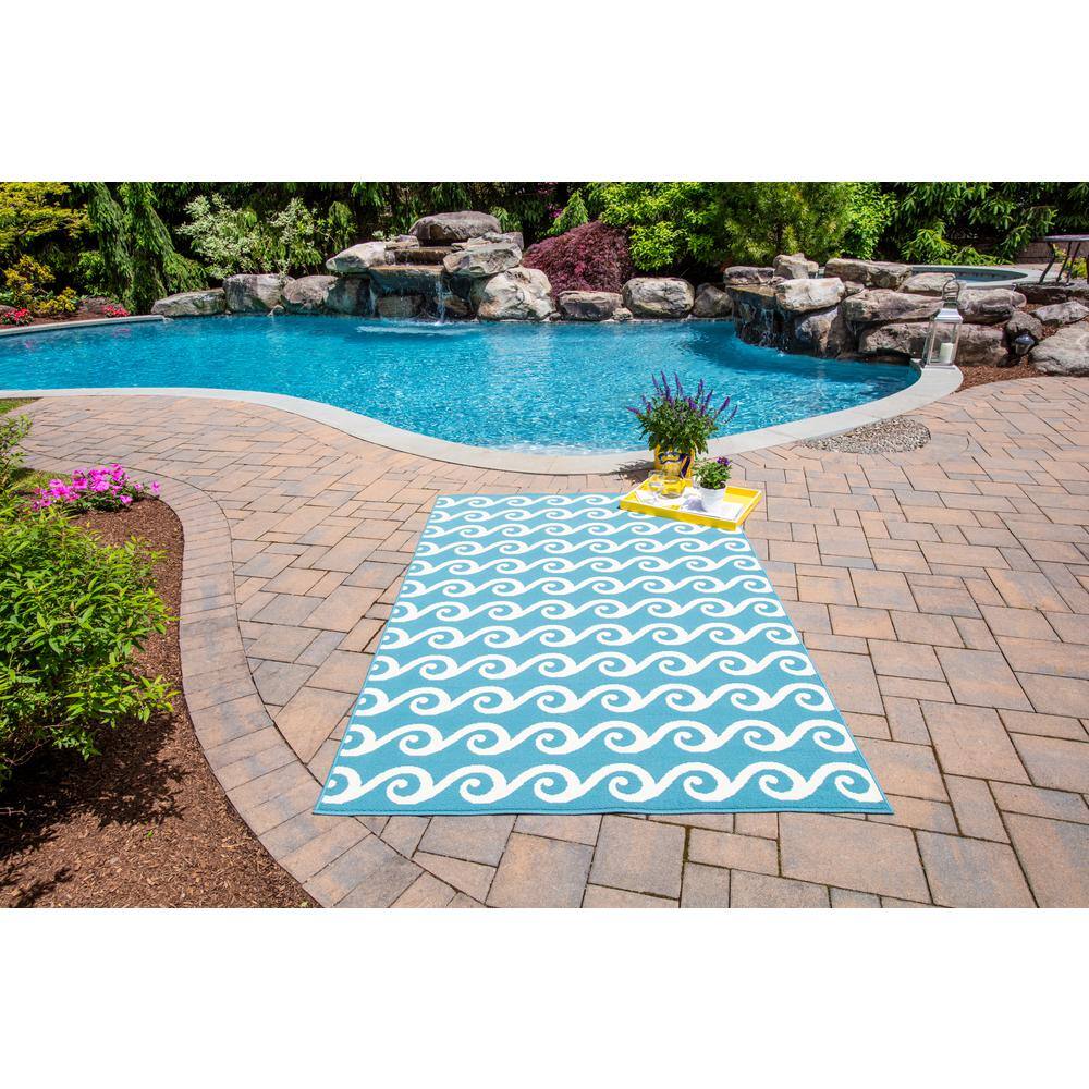 Capri Blue and White Geometric 8'6" x 13' Synthetic Rug