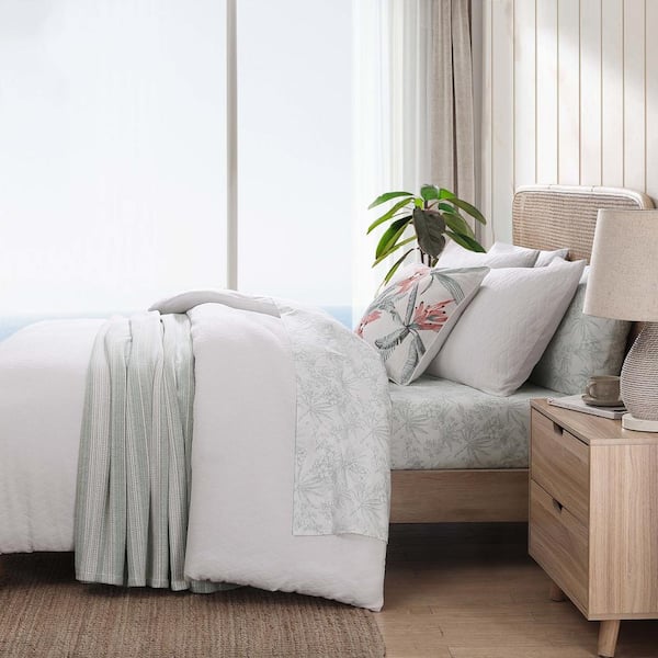 https://images.thdstatic.com/productImages/029c5110-42b2-41d4-b4bb-4631c106d00f/svn/tommy-bahama-bedding-sets-ushsfn1268467-4f_600.jpg