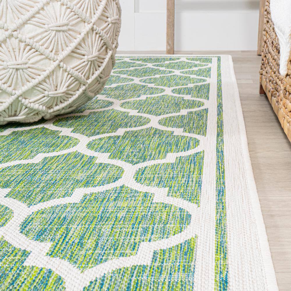 Cream and Green Synthetic Trellis 5' Square Reversible Rug