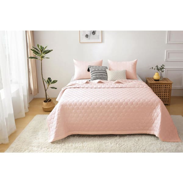 Better Style Home 3-Piece Blush Microfiber Honeycomb King Quilt Set
