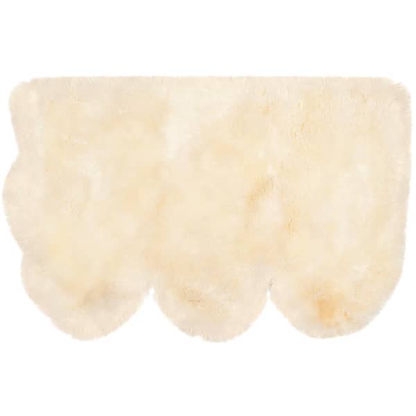 SAFAVIEH Sheep Skin White Doormat 2 ft. x 4 ft. Solid Area Rug