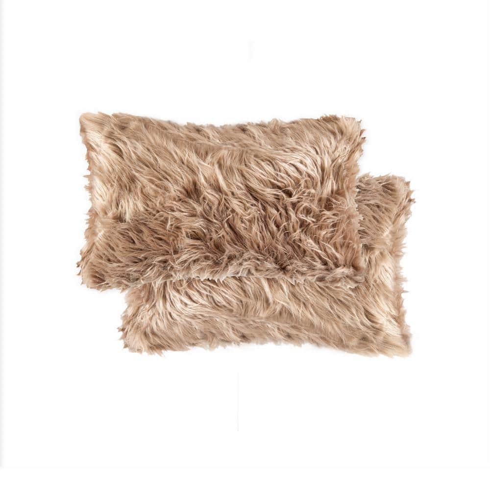 https://images.thdstatic.com/productImages/03c3aa3e-e5f0-4e37-88b1-181a25ba5e7b/svn/luxe-faux-fur-throw-pillows-676685041074-64_1000.jpg