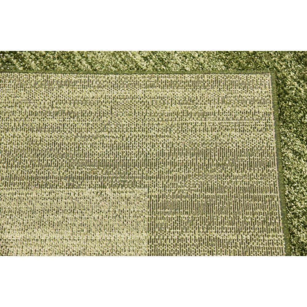 Easy-Care Tufted Synthetic 6' x 9' Rectangular Rug in Green