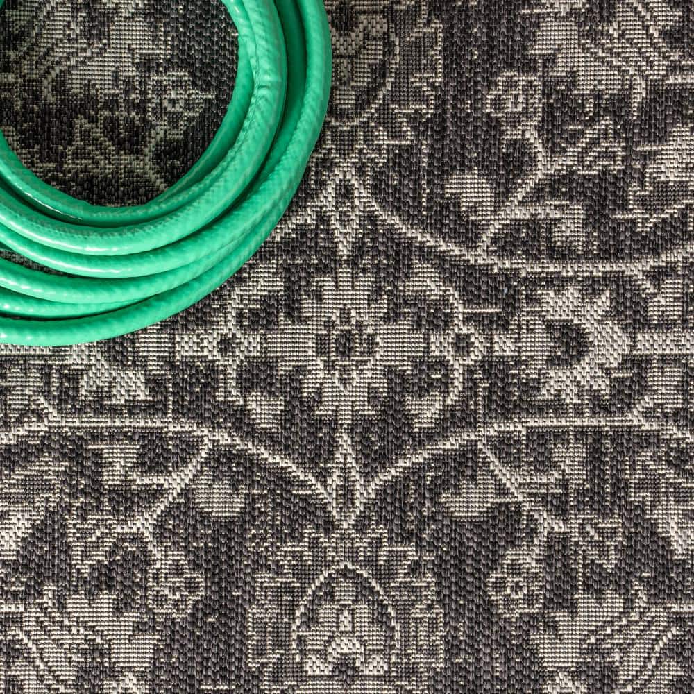 Elegant Twining Vine Black and Gray 4' x 6' Synthetic Area Rug