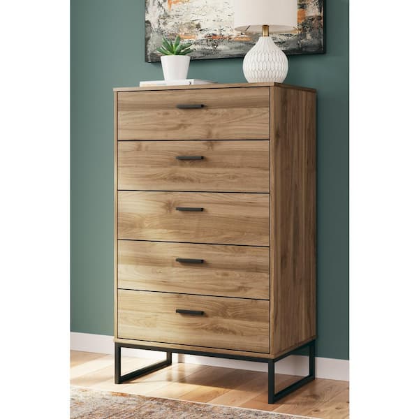 Signature DESIGN BY ASHLEY Deanlow Brown 5-Drawer 29.88 in. Chest of Drawers