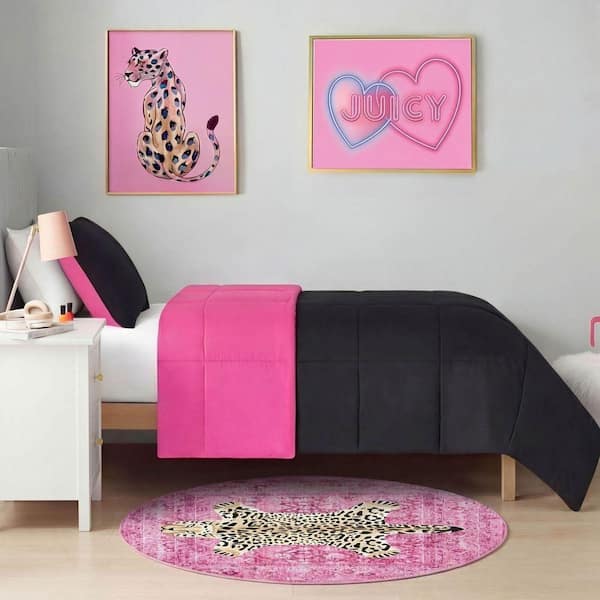 JUICY COUTURE Medallion Hot Pink Leopard 4 ft. Round Woven Animal
