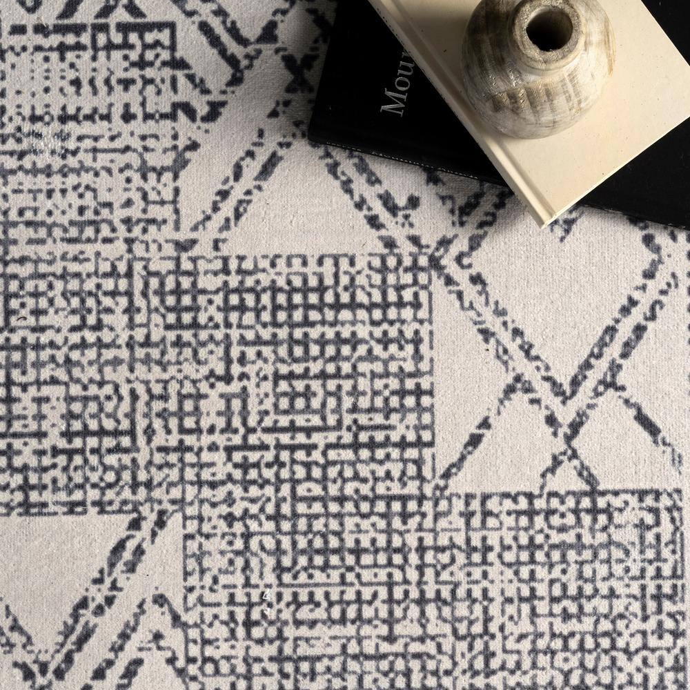 Gray and Ivory Synthetic Medallion 8' x 10' Washable Area Rug