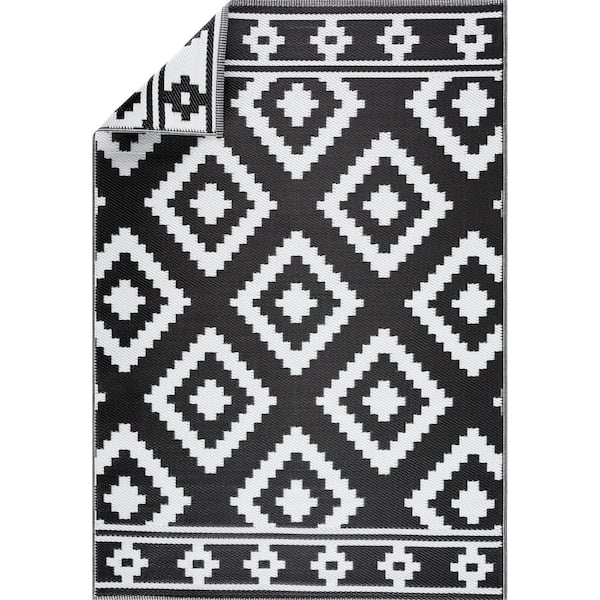 PLAYA RUG Milan Design Black and White 5 ft. x 7 ft. Size 100% Eco-friendly Lightweight Plastic Indoor/Outdoor Area Rug