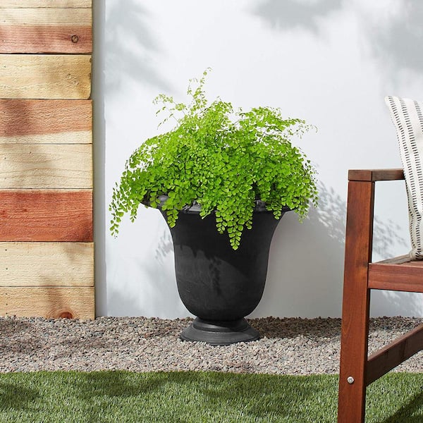 https://images.thdstatic.com/productImages/05577b44-b2ba-413f-a9d6-245f582e8a2c/svn/black-arcadia-garden-products-urn-planters-za50bk-1f_600.jpg