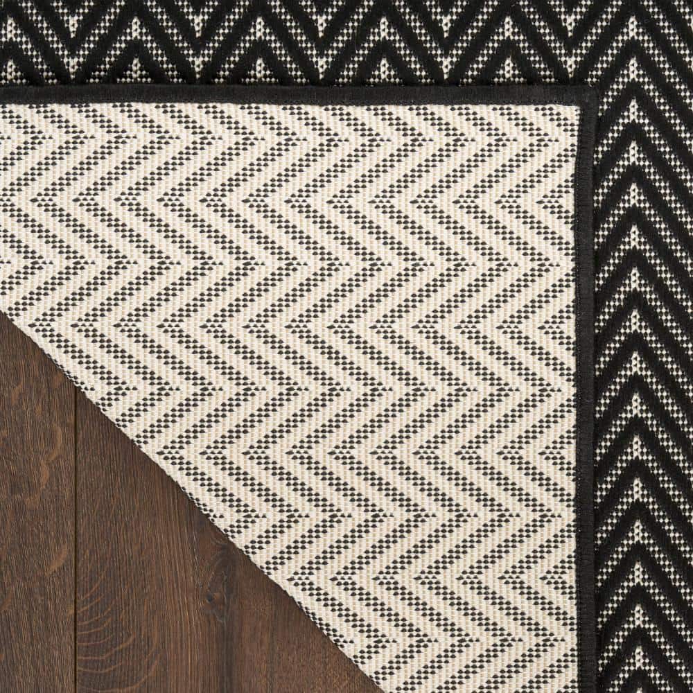 Black and White Geometric Synthetic Indoor/Outdoor Runner Rug