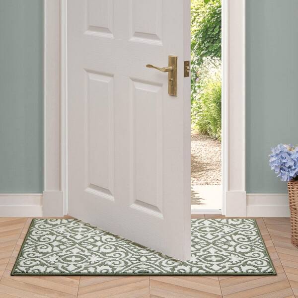 Laura Ashley ☆ ラグ Laura Ashley Washable Skid-Resistant Ivory/Sage 2 ft. x 4 ft