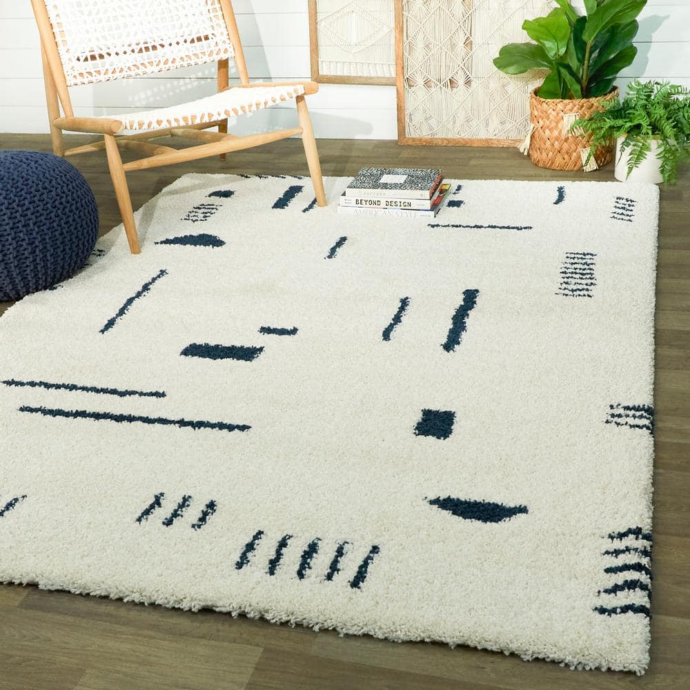 Navy Whisper 5' x 7' White & Navy Geometric Shag Rug