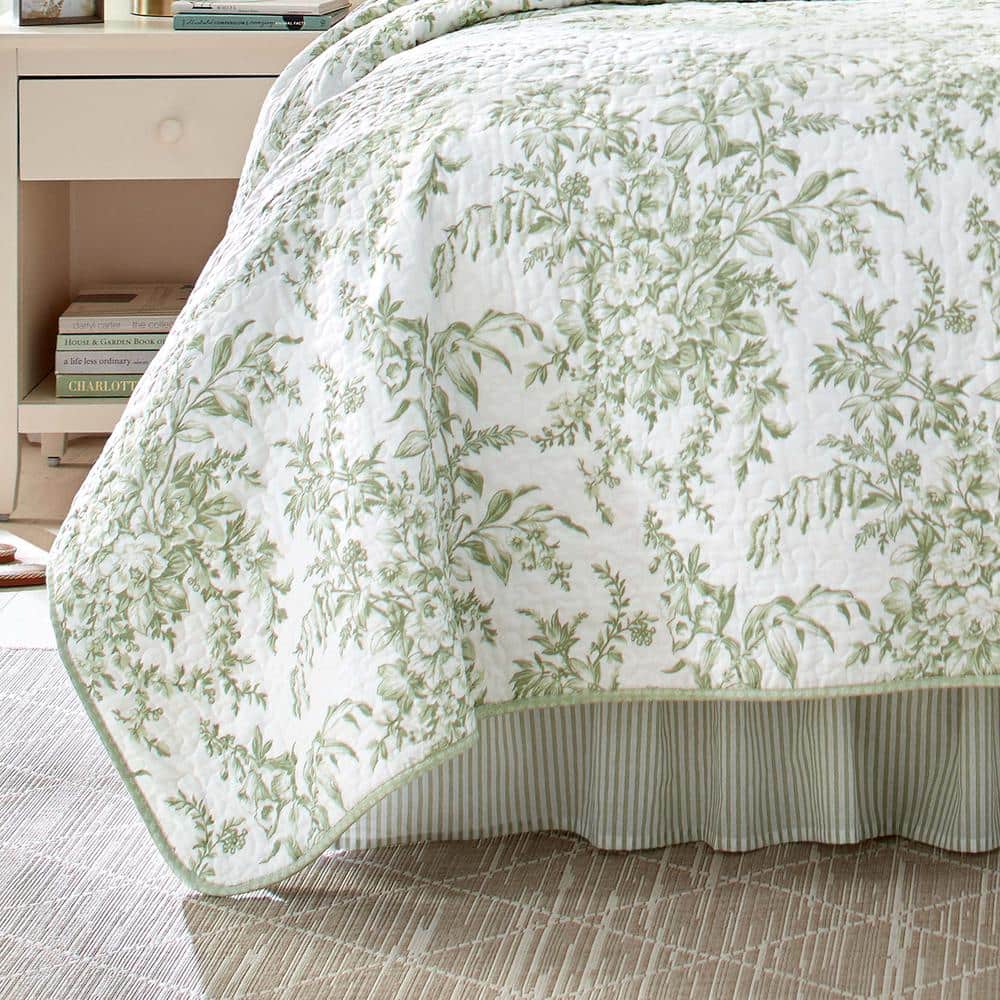 Bedford Green and White Cotton Reversible Quilt Set