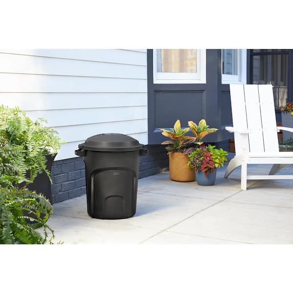 https://images.thdstatic.com/productImages/06df037d-dd18-49a4-a284-50f234c1e08c/svn/rubbermaid-outdoor-trash-cans-2181136-fa_600.jpg