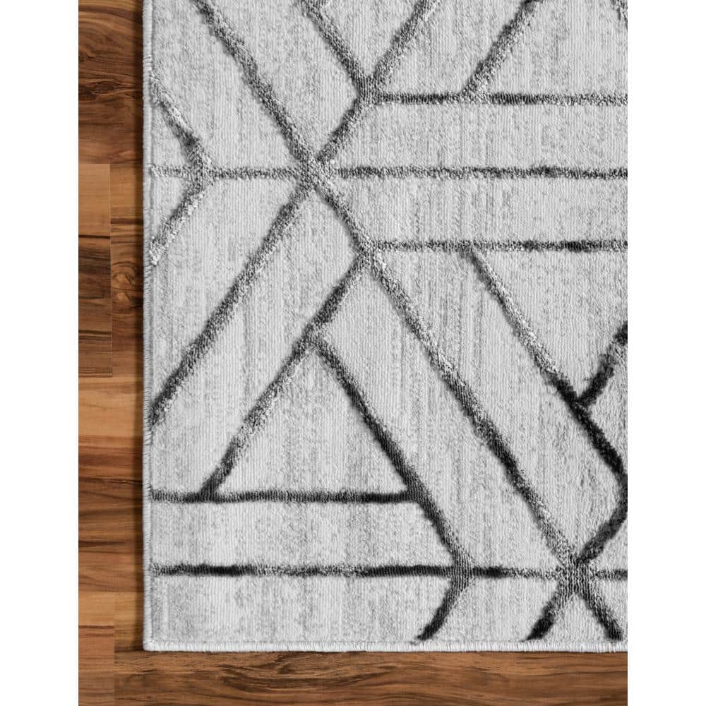 White Trellis Synthetic Stain-Resistant 8x10 Indoor Rug