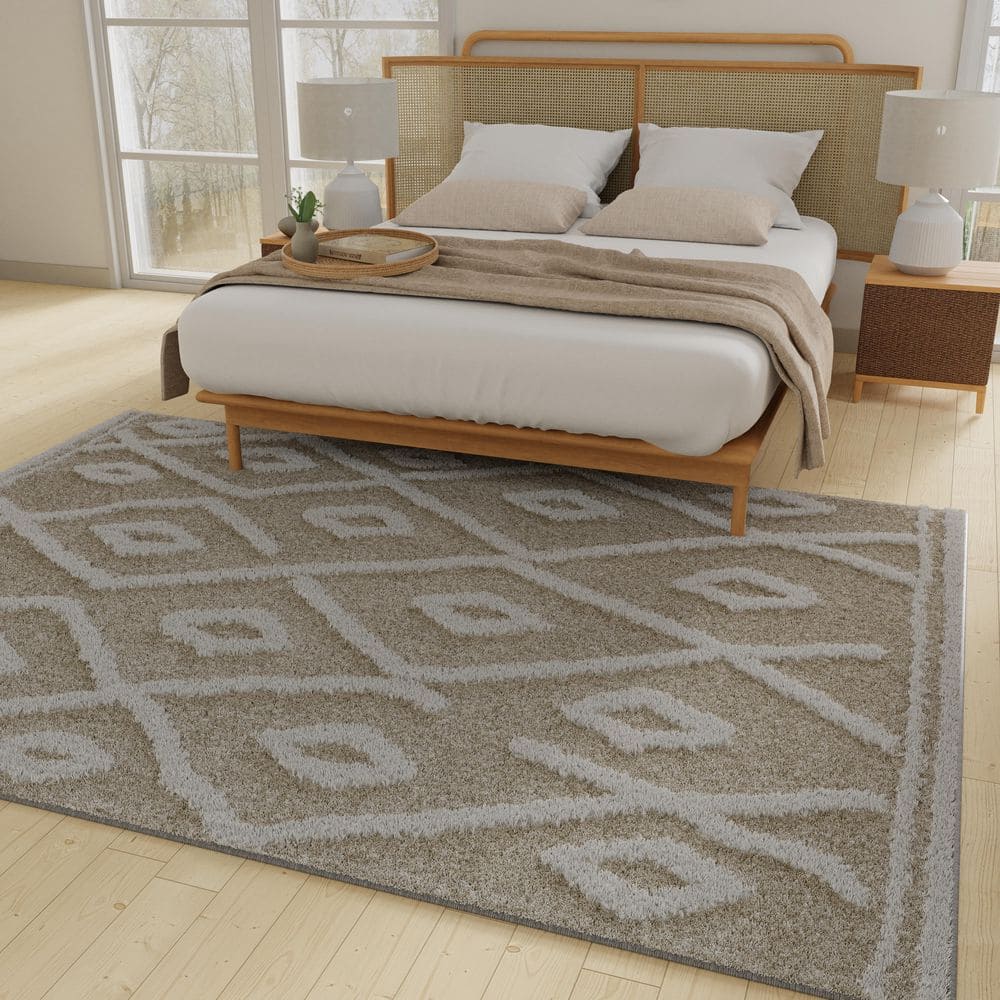 Gray Diamond Pattern 8' x 10' Synthetic Area Rug