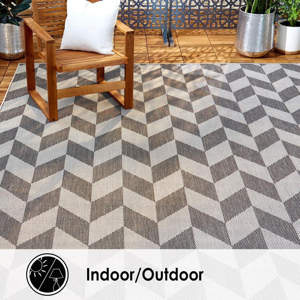 Modern Chic Geometric Black and Grey Synthetic Indoor/Outdoor Rug