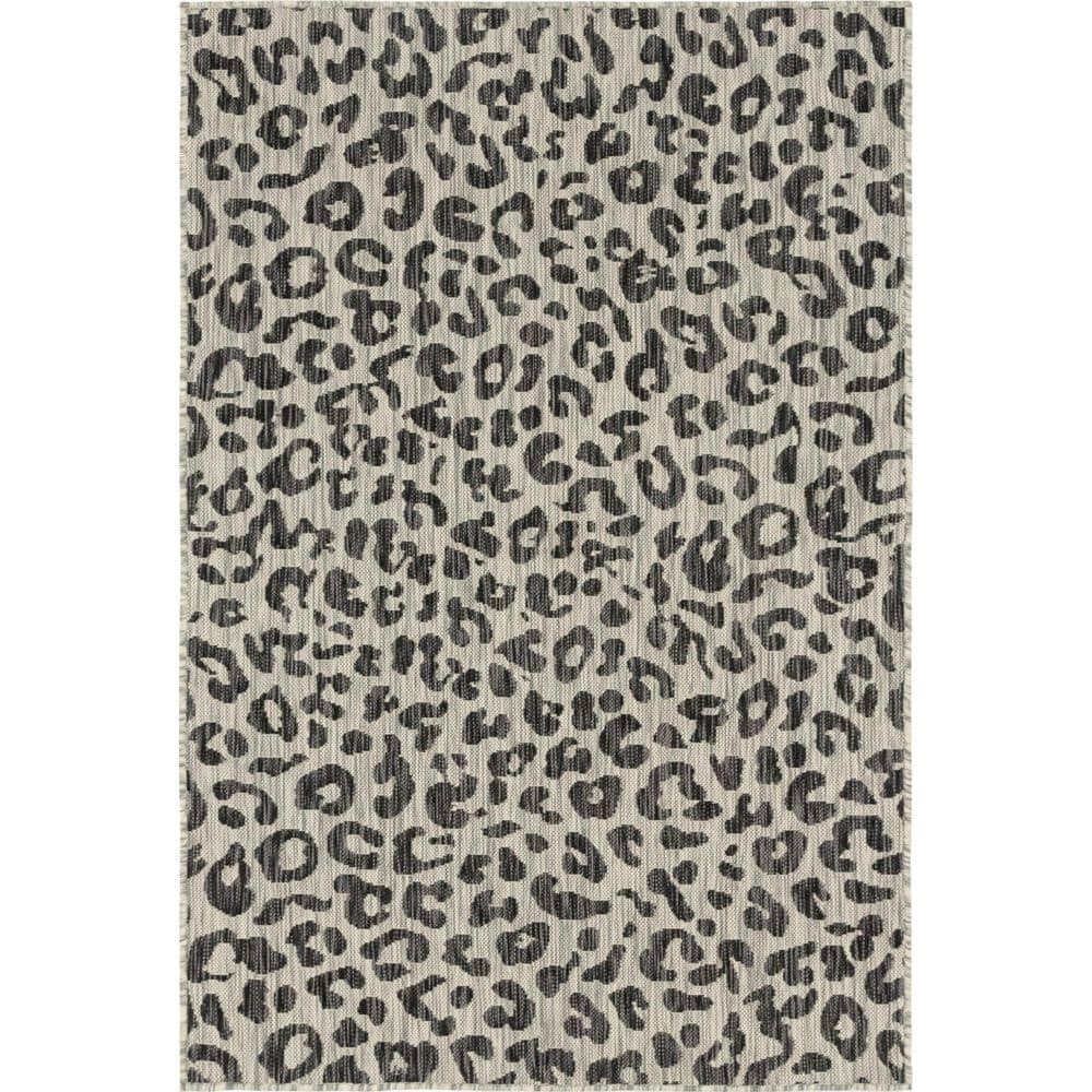 Pet-Friendly Light Gray Synthetic Outdoor 4' x 6' Area Rug