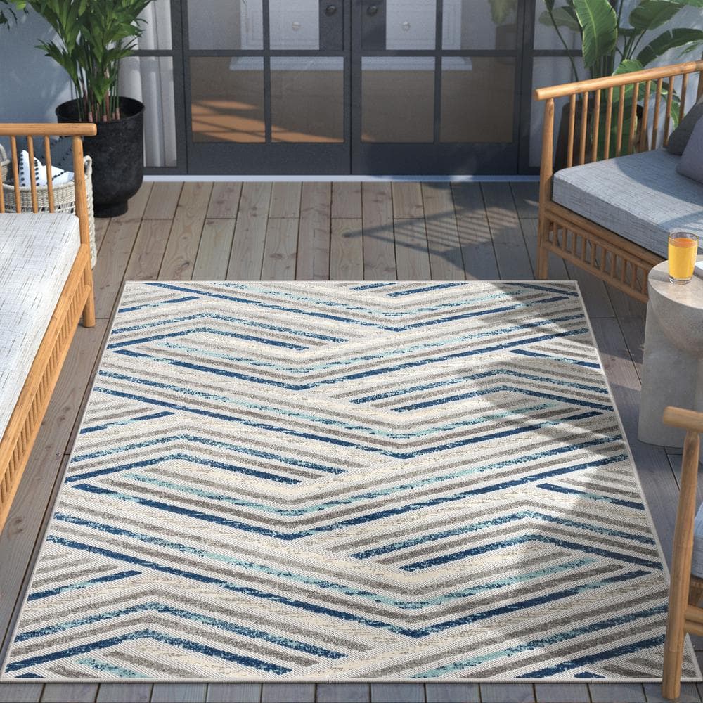 Reversible Grey Blue Geometric Synthetic 5' x 7' Area Rug