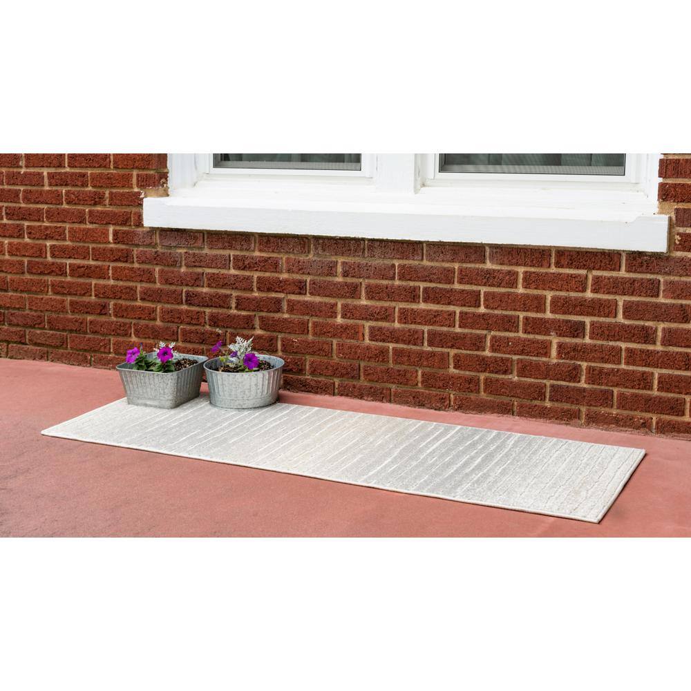 Easy-Care Stain-Resistant Light Gray Synthetic Outdoor Runner