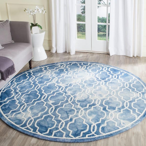 SAFAVIEH Dip Dye Blue/Ivory 7 ft. x 7 ft. Round Distressed Trellis Border Area Rug