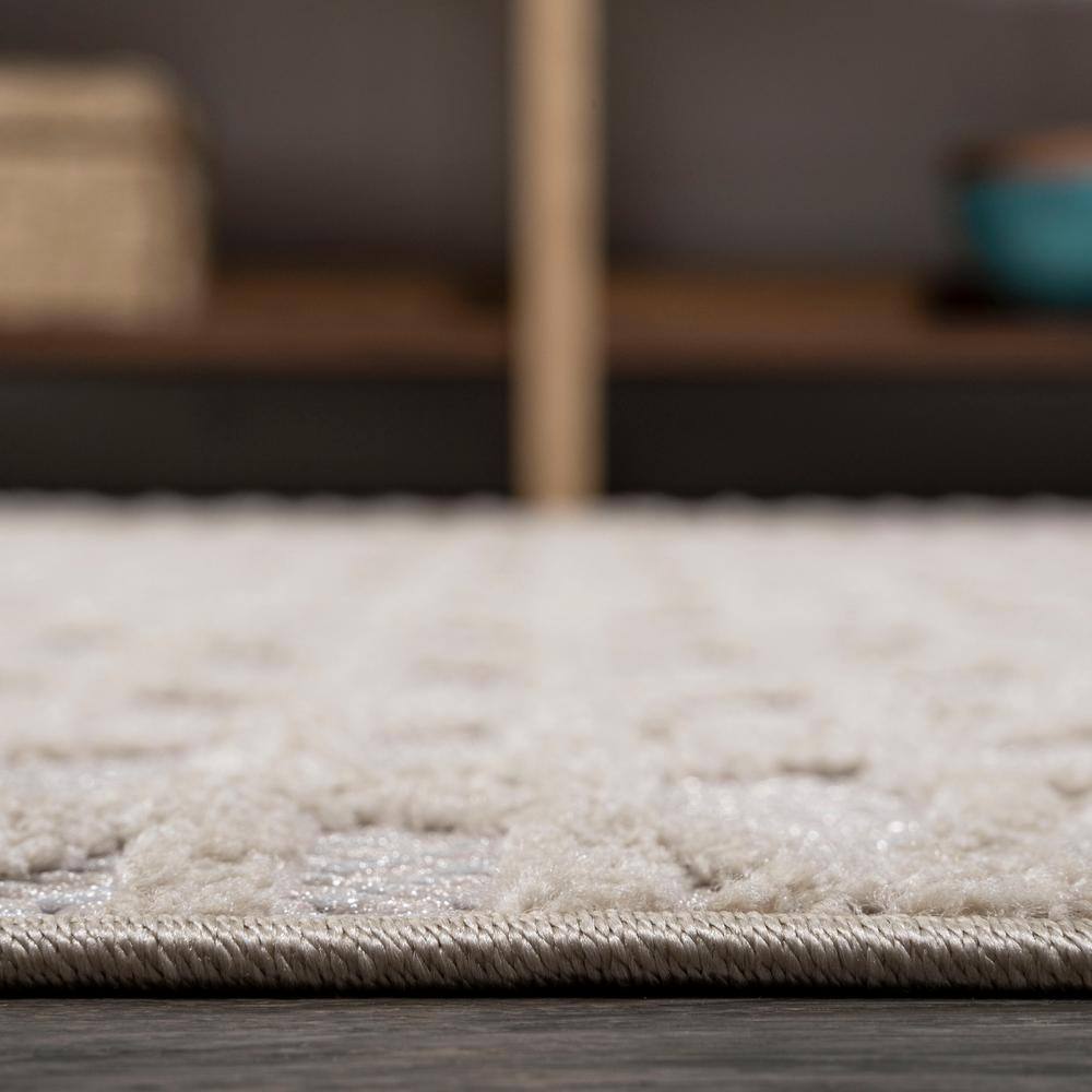 Ivory Diamond Moroccan-Inspired 4' x 6' Easy-Care Area Rug