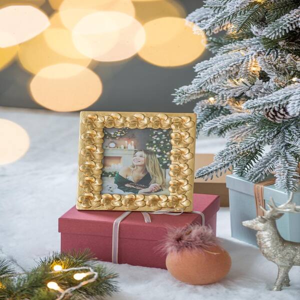 Retro Luxury 7.5 in. x 9.5 in. Gold Textured Picture Frame with