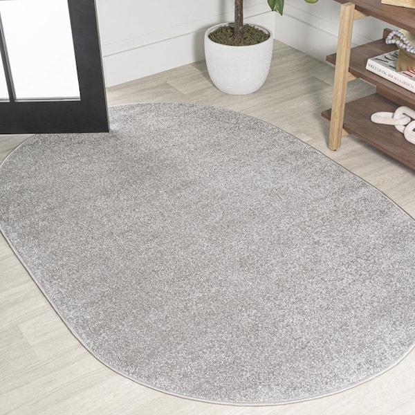 JONATHAN Y Haze Solid Low-Pile Light Gray 4 ft. x 6 ft. Oval Area Rug