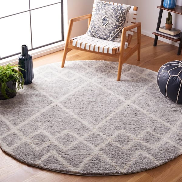 Berber Shag 5 ft. x 5 ft. Ivory/Gray Border Chevron Round Area Rug
