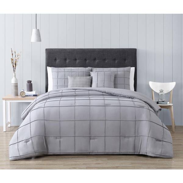 bedding set with throw pillows