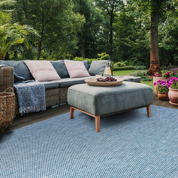 https://images.thdstatic.com/productImages/08544ecd-fea3-44f9-8912-128a4401cd2b/svn/navy-gray-safavieh-outdoor-rugs-cy8521-36821-10-31_600.jpg