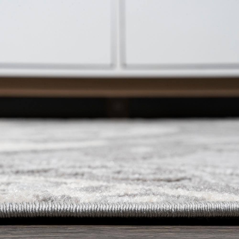 Light Gray and Ivory Paisley Indoor/Outdoor Area Rug 5' x 7'