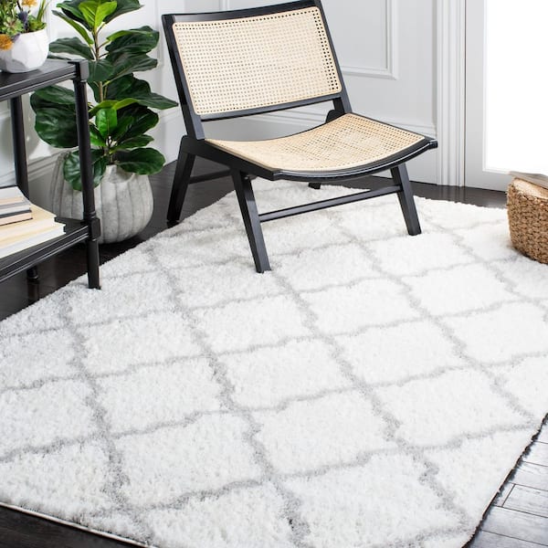 Berber Shag 8 ft. x 10 ft. Ivory/Light Gray Trellis Diamond Area Rug