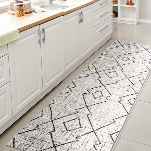 JONATHAN Y Carwa Ivory/Black 2 ft. x 8 ft. Tribal Diamond Trellis Indoor/Outdoor Area Rug