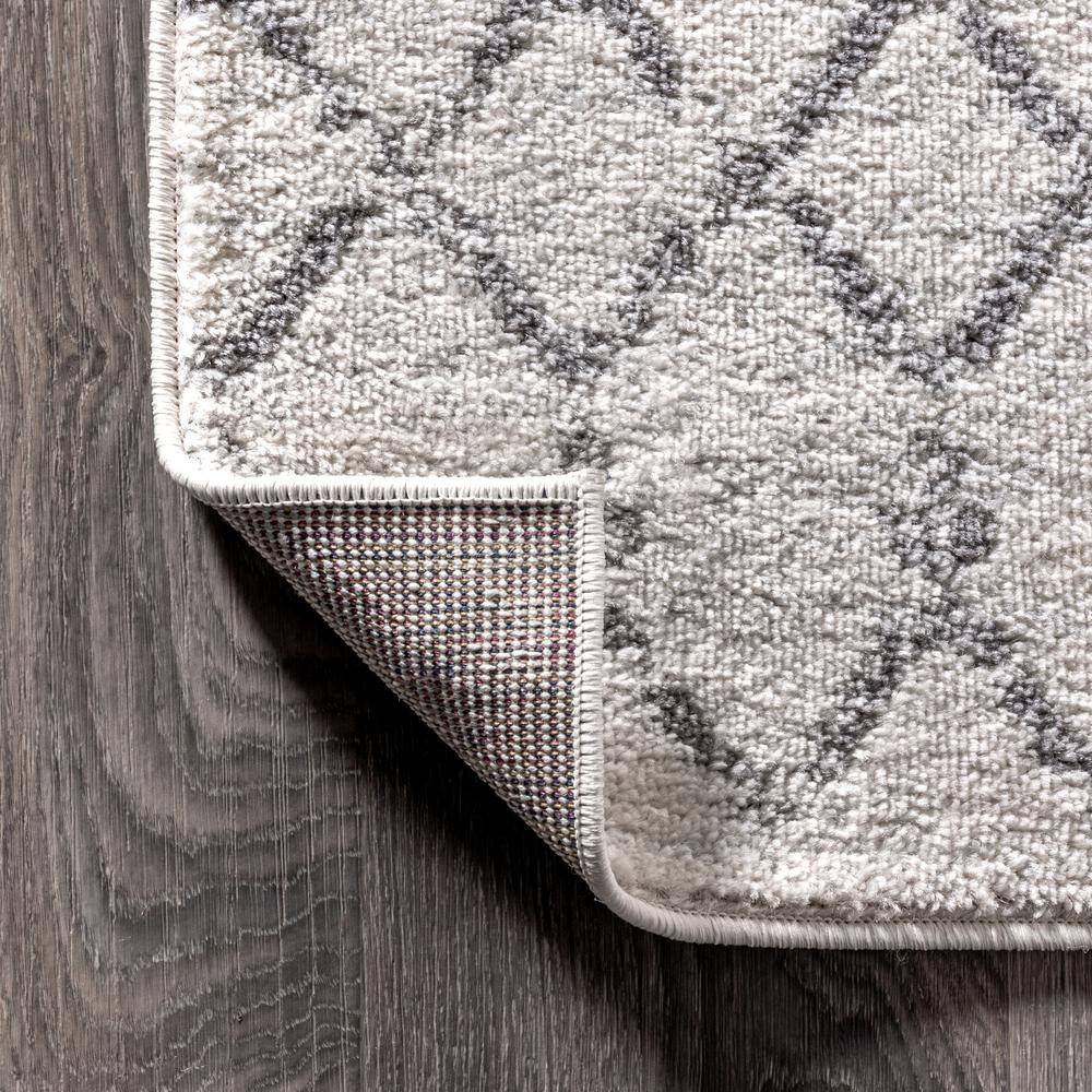 Ivory and Gray Diamond-Patterned 3' x 5' Synthetic Area Rug