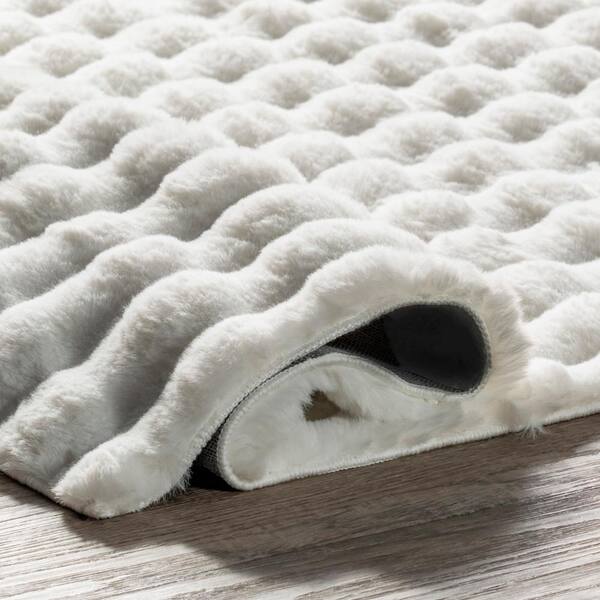 nuLOOM Jeni Solid Faux Rabbit Machine Washable White 3 ft. 9