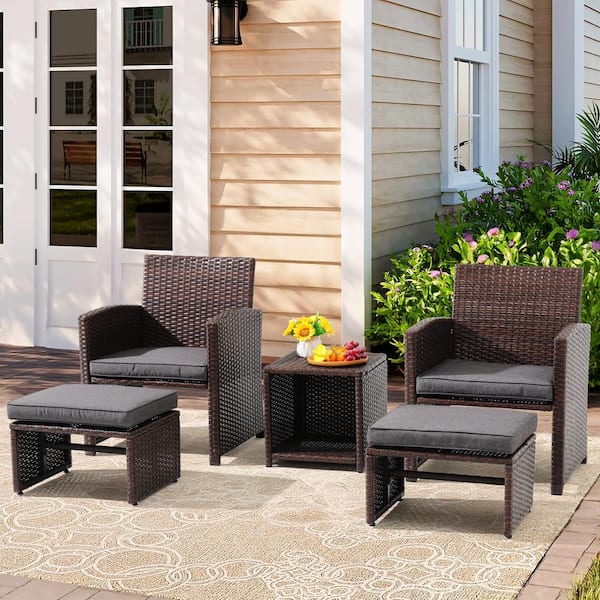 Freestyle 5-Piece Wicker Brown Outdoor Conversation Set with Ottomans and Side Table, Dark Grey Cushions