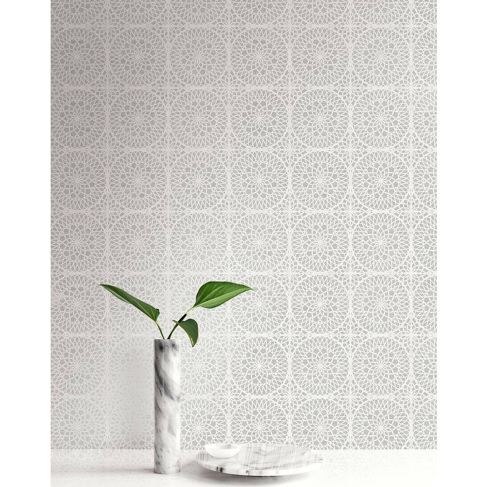 Pewter Medallion Vinyl-Coated Washable Wallpaper, 20.5-in by 33-ft