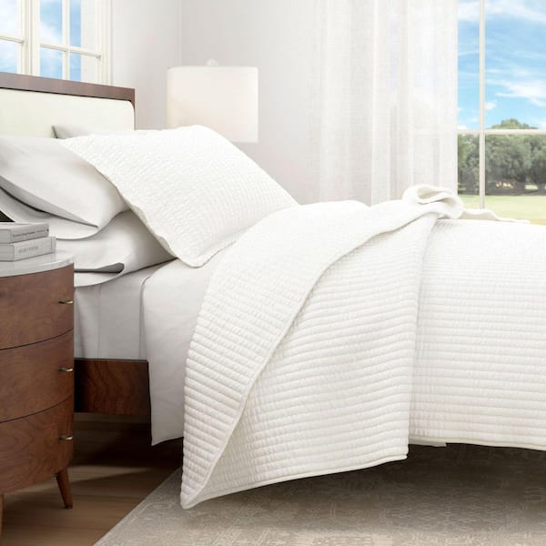 FRESHFOLDS White Twin Premium Solid 2-Piece Microfiber Quilt Set